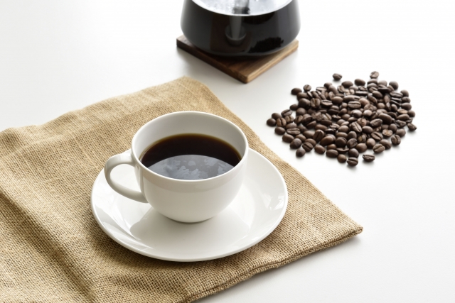 テーブル上のカップとコーヒー豆の配置