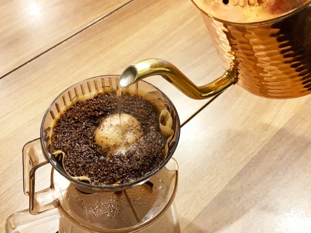 コーヒードリッパーでの抽出風景