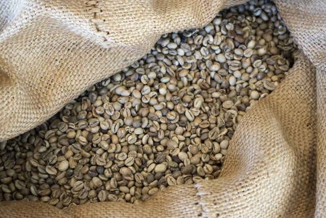 麻袋に包まれた新鮮なコーヒー豆