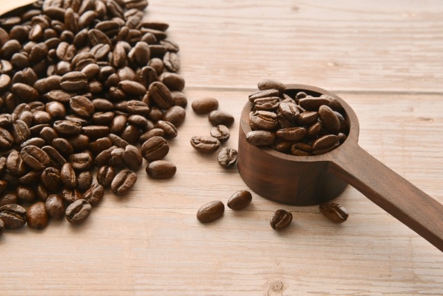 スプーンに盛られた新鮮なコーヒー豆