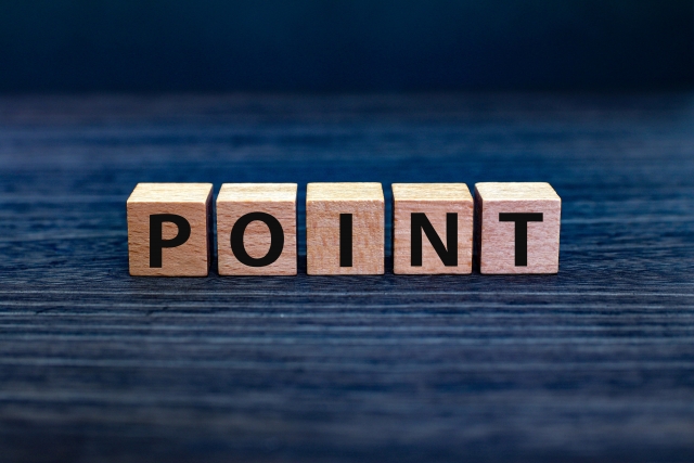 木製ブロックに並んだPOINTの文字