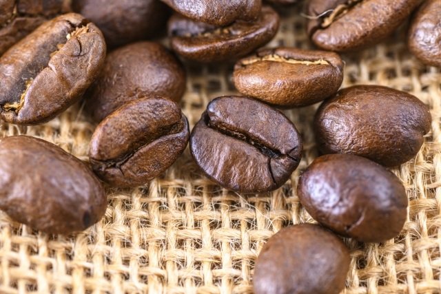 麻袋上に散らばる焙煎コーヒー豆