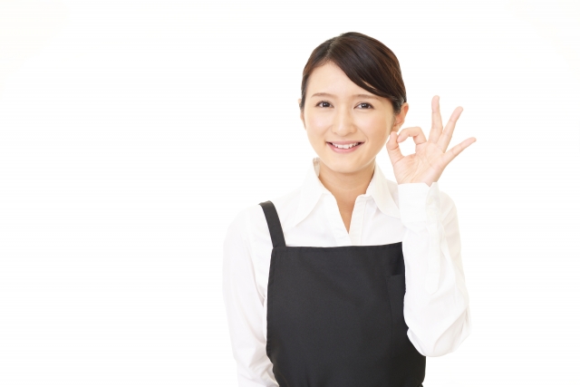 笑顔でOKサインをする女性