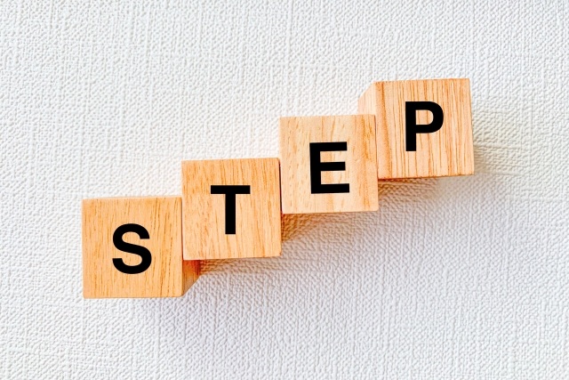 階段状に並んだSTEPの木製ブロック