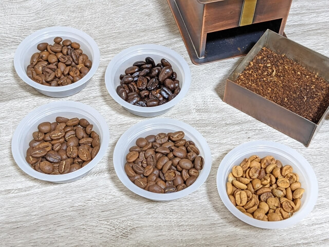 様々な焙煎度のコーヒー豆が並ぶ